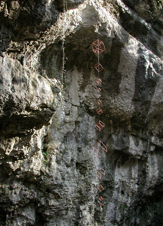 Tanzende Würfel an überhängendem Fels mit qubischer Steinstruktur, Verenaschlucht Solothurn