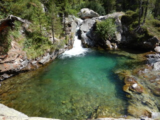Wasserfall, Wasserbecken, Arven, Felsengesicht, Wasserfallwanderweg Morteratsch 2
