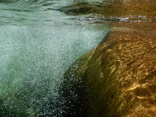Unterwasser, Wasserblasen, Stein