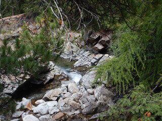Bachlauf, kubische Felsstrukturen