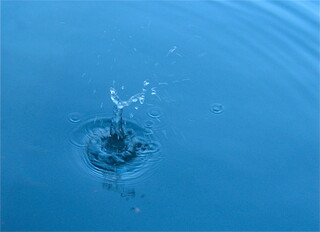 tanzende Wassergestalt