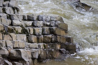 Kubische Steinformation in der Emme, Nähe Chemeriboden-Bad
