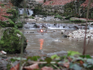 Verenaschlucht amor infiniti 2001, Kupferobjekte, Ikosaeder, über Bach