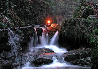 Verenaschlucht, V-Form Wasserfall und Kupferskulptur