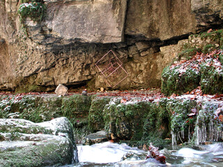 Inspiration, Fels, Moos, Bach, qubische Struktur, Kupferwürfel, amor infiniti, Verenaschlucht 2001