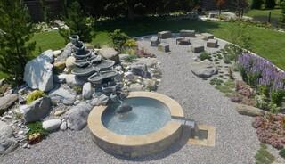 Sevenfold Flowformkaskade, rundes Auffang-Wasserbecken, Feuerstelle, Findlinge, grosse und kleine Kieselsteine AA