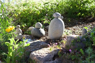 Steintürme, Steinmannchen mit runden Flusssteinen