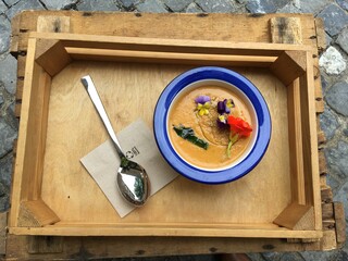 Kürbissuppe mit essbaren Blüten